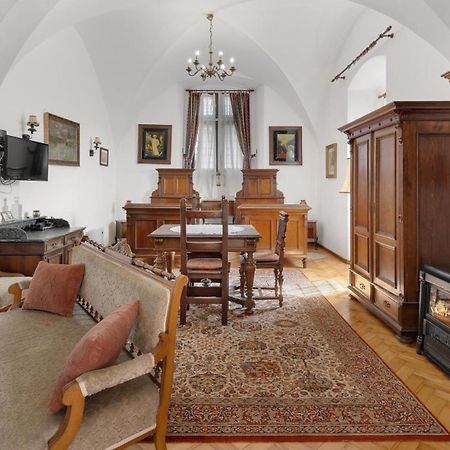 Gothic House Apartments 克雷姆尼察 外观 照片