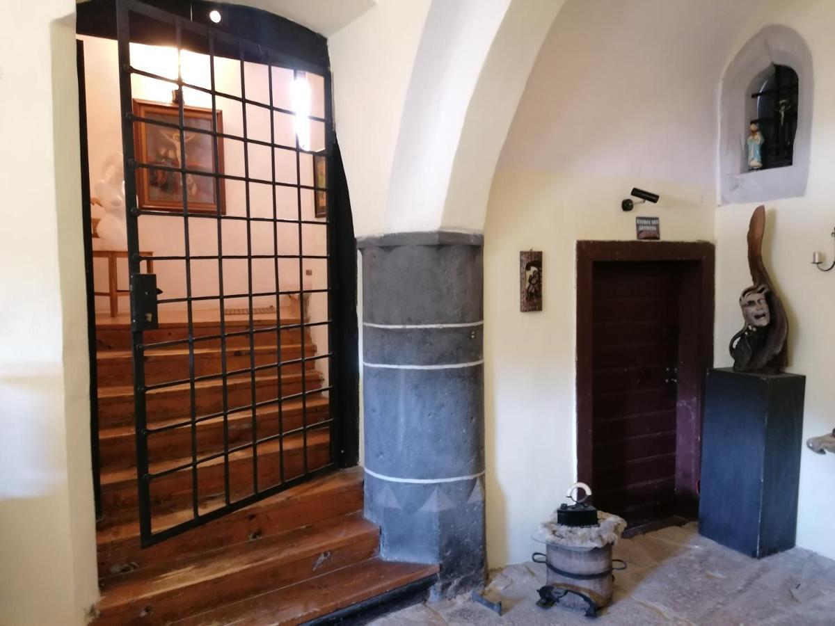 Gothic House Apartments 克雷姆尼察 外观 照片