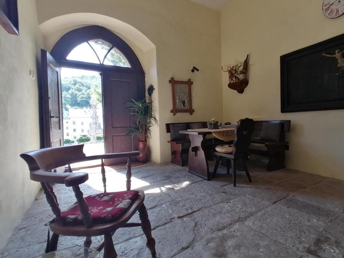 Gothic House Apartments 克雷姆尼察 外观 照片