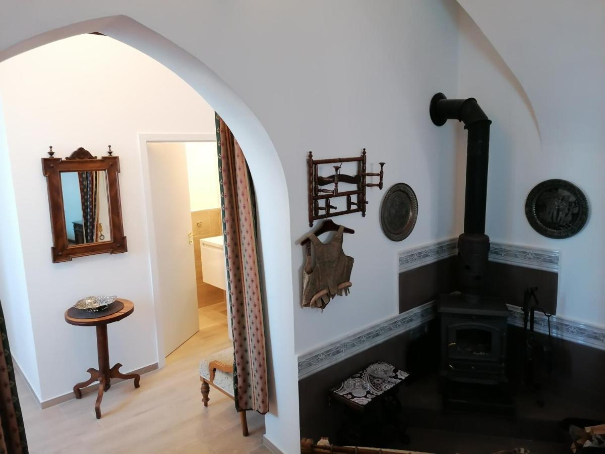 Gothic House Apartments 克雷姆尼察 外观 照片