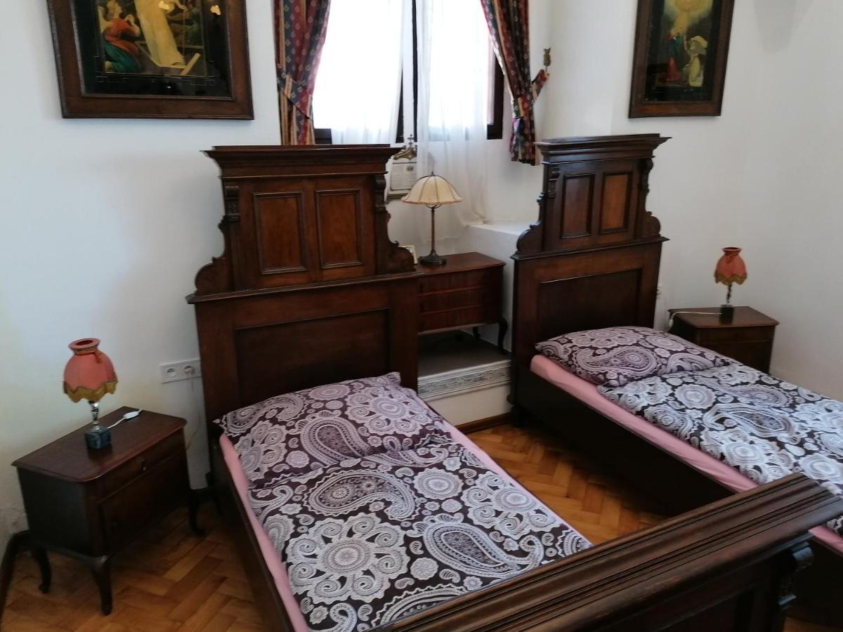 Gothic House Apartments 克雷姆尼察 外观 照片