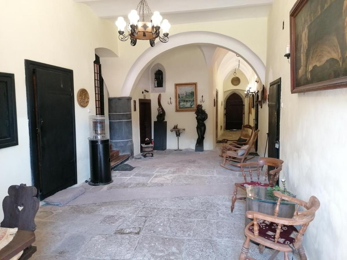 Gothic House Apartments 克雷姆尼察 外观 照片