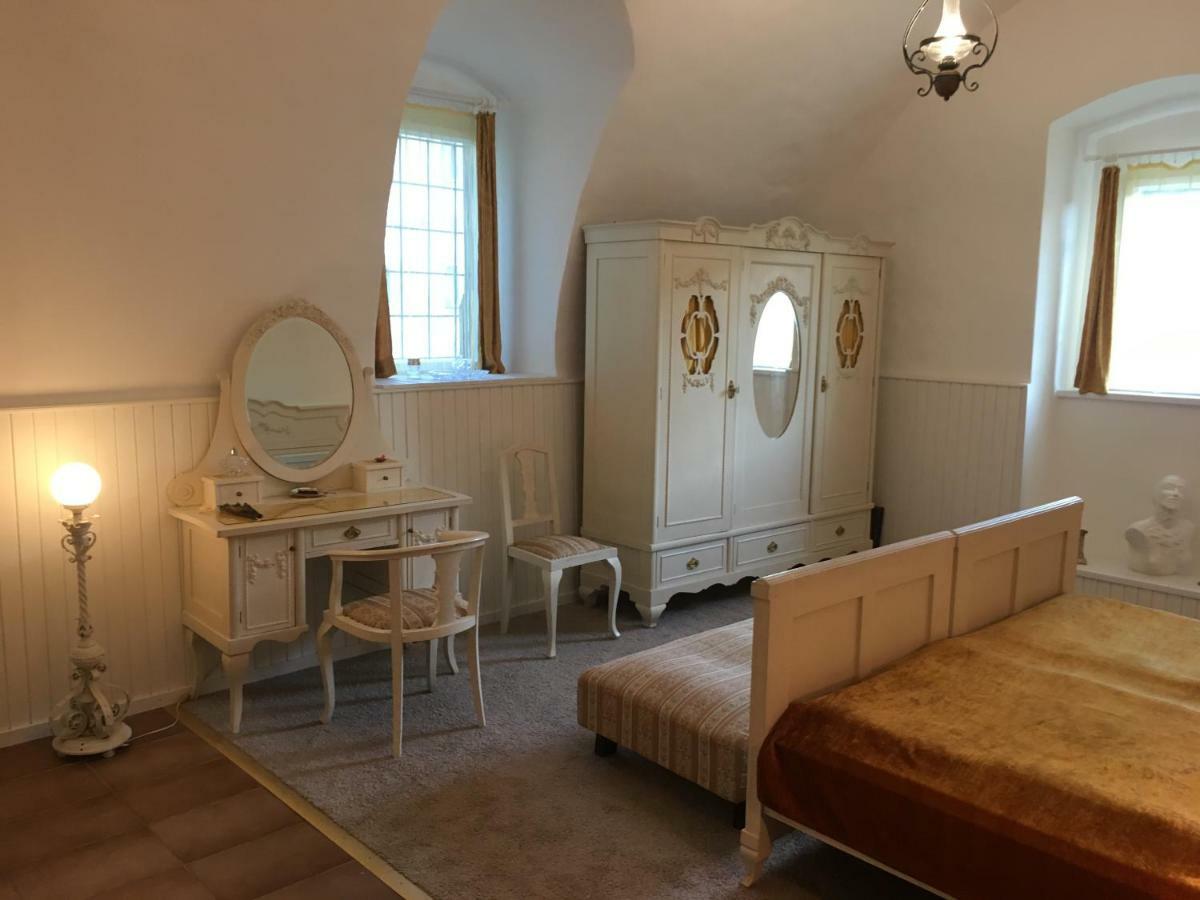 Gothic House Apartments 克雷姆尼察 外观 照片