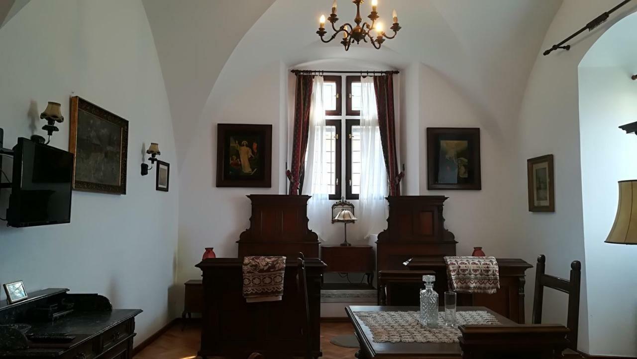 Gothic House Apartments 克雷姆尼察 外观 照片