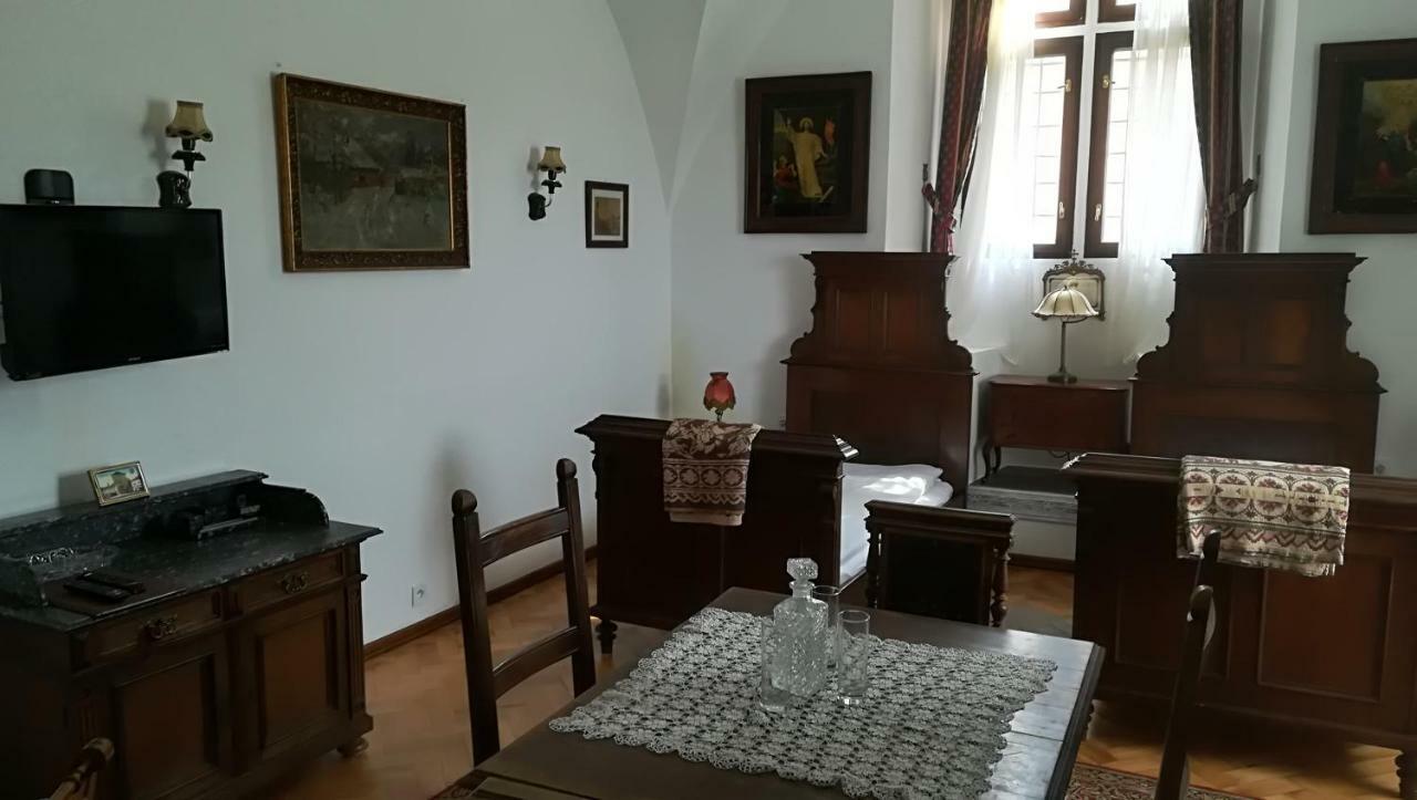 Gothic House Apartments 克雷姆尼察 外观 照片
